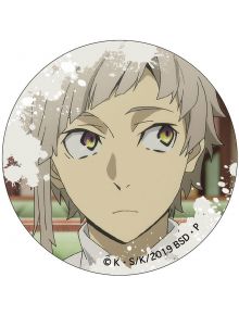 Вдъхновена от аниме значка Bungo Stray Dogs, асортимент: изобразява млад човек с къса, светлокафява коса и златисти очи на приглушен фон с бели пръски боя - идеална за феновете на колекционерски значки от аниме.