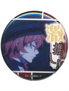 Кръгла значка Gekioshi Can с изображение на героя Bungo Stray Dogs с вълнообразна червена коса и тъмна шапка, изобразен в профил на тъмен фон. Вдясно се вижда удебелен жълт японски текст - I-деална значка за колекционери.