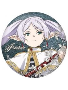 Герой в анимиран стил с бледолилави двойни опашки, елфически уши, зелени очи и бяло-златисто облекло със сребърни акценти украсява тази Значка Frieren Beyond Journey's End - Метален бадж, Серия Б-идеален Frieren аниме подарък.