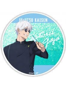 Годжо Сатору с бяла коса и слънчеви очила се усмихва, докато държи сладолед на син блестящ фон. Текстът "Jujutsu Kaisen" и "Глитер подложка за чаша Jujutsu Kaisen - Gojo Satoru" се появяват зад него.