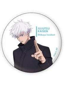 Значкa Jujutsu Kaisen Shibuya Incident - Satoru Gojo: персонаж с белоснежна спретната коса и сини очи в черно палто, показващи два пръста. Перфектен бадж и подарък за фенове на аниме!.