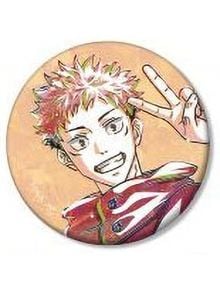 Значка в аниме стил с усмихнат герой с бодлива розова коса в червено яке, който държи знак за мир - идеална за феновете на колекционерската колекция на анимето Значка Ani-Art Jujutsu Kaisen, асортимент.